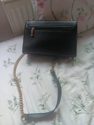 Bolso negro con tachas y perlas doradas