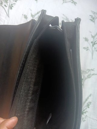 Bolso negro con tachas y perlas doradas
