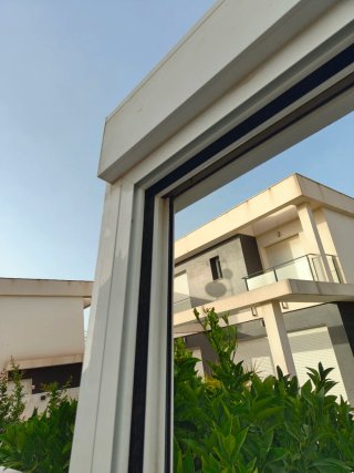 Ventana balconera corredera blanca PVC + persiana
