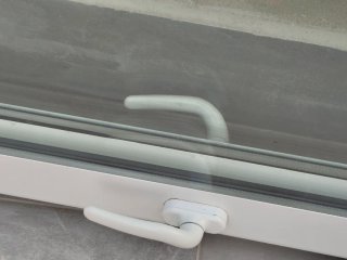Ventana balconera corredera blanca PVC + persiana