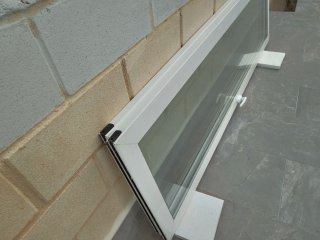 Ventana balconera corredera blanca PVC + persiana