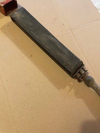 Coramella antica in legno e metallo