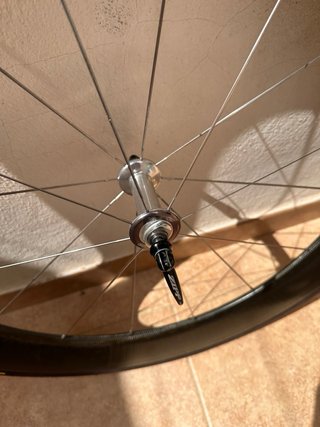 Rueda Zipp 909 Carbono Cambio por delantera clinch