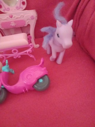 Lote de juguetes: pony, moto y bebé