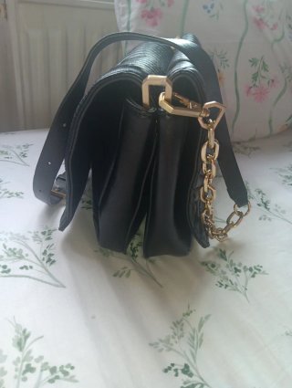 Bolso Parfois negro y dorado