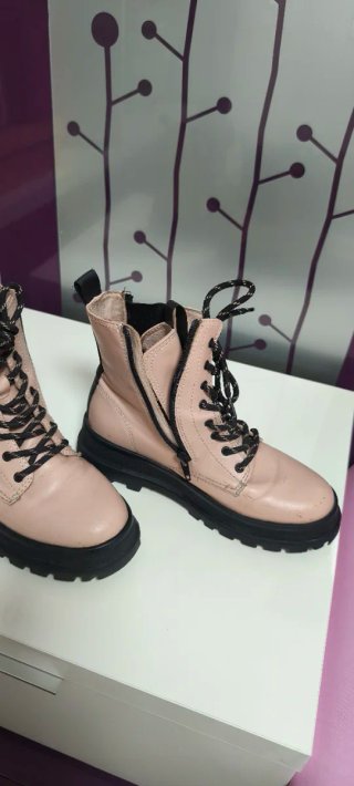 Botas rosas y negras
