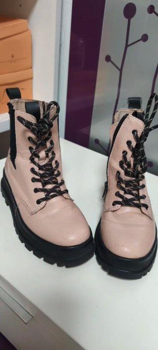 Botas rosas y negras