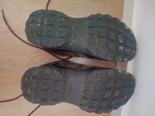 Botas de trekking Quechua negras y fuchsia