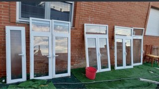Ventanas y puertas de PVC blancas aluminio