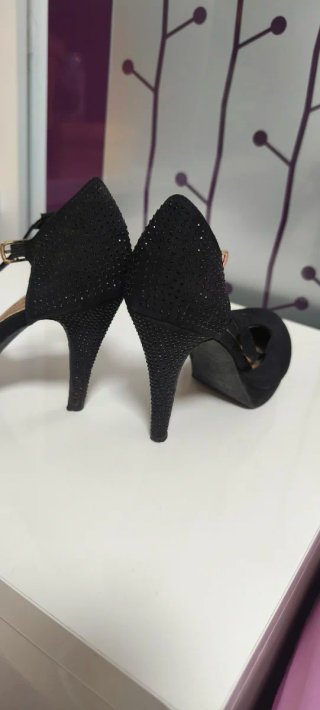 Zapatos negros de tacón con T-strap