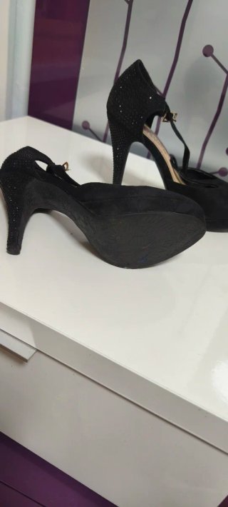 Zapatos negros de tacón con T-strap