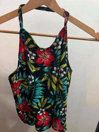Camiseta floral negra y roja