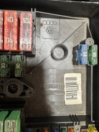 CAJA RELES / FUSIBLES AUDI A3 8P ORIGINAL