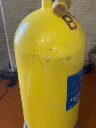Botella de buceo amarilla revisar