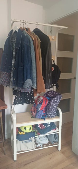 Perchero metálico con zapatero integrado
