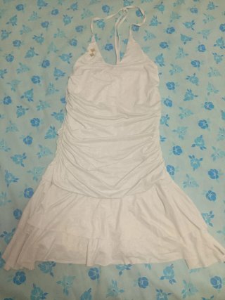 Vestido blanco corto con volantes