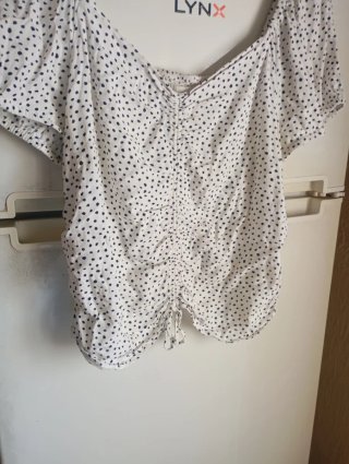 Blusa con lunares negros