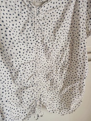 Blusa con lunares negros