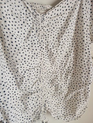 Blusa con lunares negros