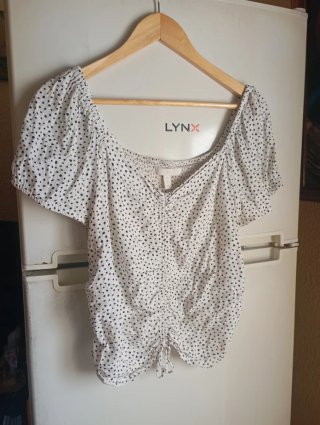 Blusa con lunares negros