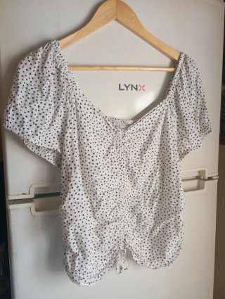 Blusa con lunares negros