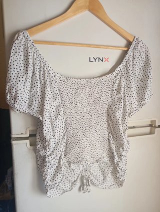 Blusa con lunares negros