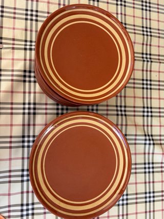 Platos de terracota con diseño de rayas