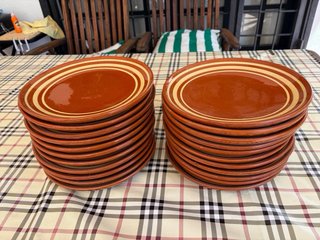 Platos de terracota con diseño de rayas