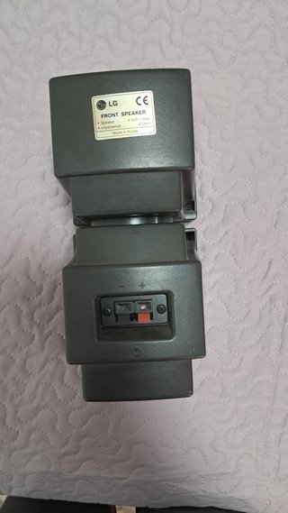 Altavoces negros y grises