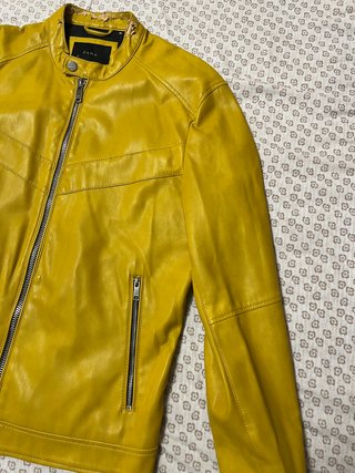Chaqueta polipiel Zara mostaza