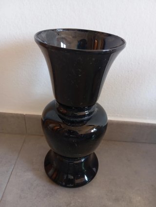 Jarrón de cristal negro