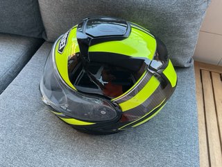 Casco Shoei premium Integral Negro/Amarillo Flúor