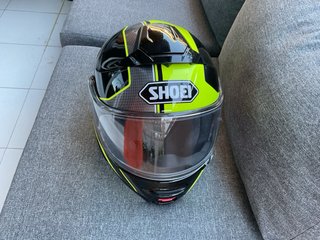 Casco Shoei premium Integral Negro/Amarillo Flúor