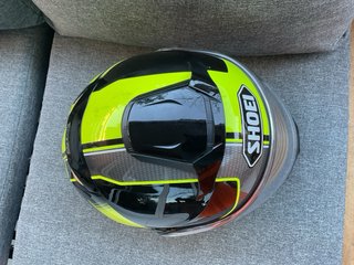 Casco Shoei premium Integral Negro/Amarillo Flúor