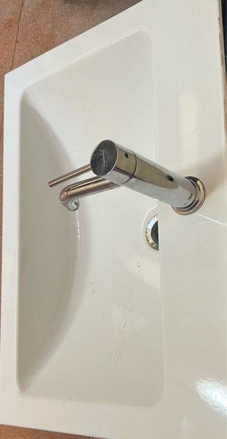 Lavabo de baño blanco mas grifo