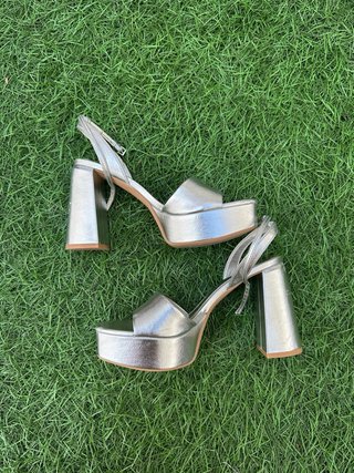 Sandalias de tacon Stradivarius talla 38 plateado