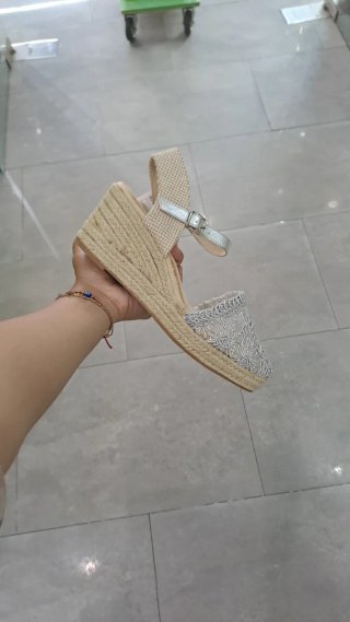 Sandalias cuña beige y plateadas