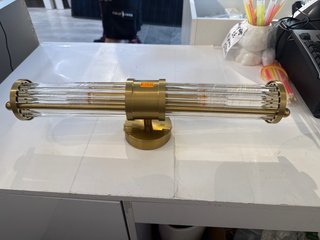 Lámpara de pared dorada y cristal