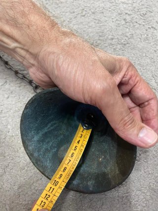 Antica campana in ghisa con catena