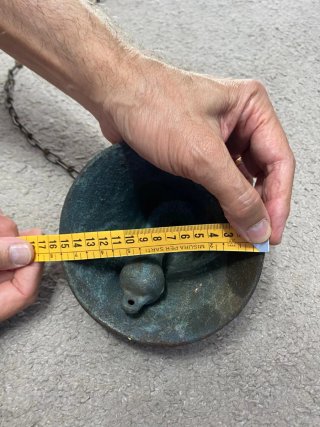 Antica campana in ghisa con catena