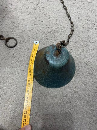 Antica campana in ghisa con catena