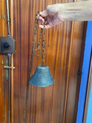 Antica campana in ghisa con catena
