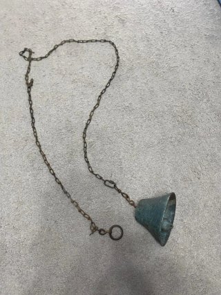 Antica campana in ghisa con catena