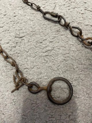 Antica campana in ghisa con catena