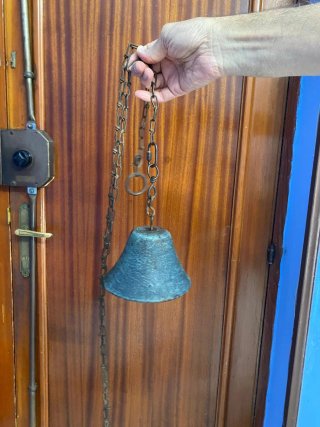 Antica campana in ghisa con catena