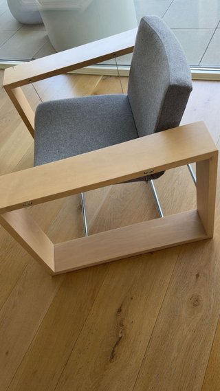 Sillón mecedora de tela y madera, perfecto