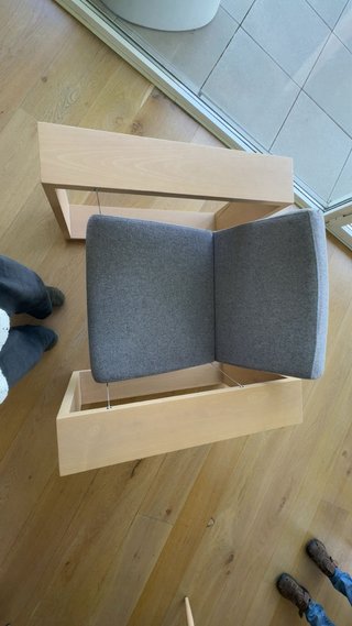Sillón mecedora de tela y madera, perfecto