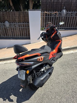 Mitt 300 GT MAX Maxi Scooter Negra y Naranja