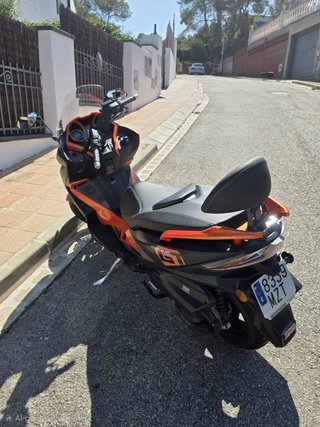 Mitt 300 GT MAX Maxi Scooter Negra y Naranja