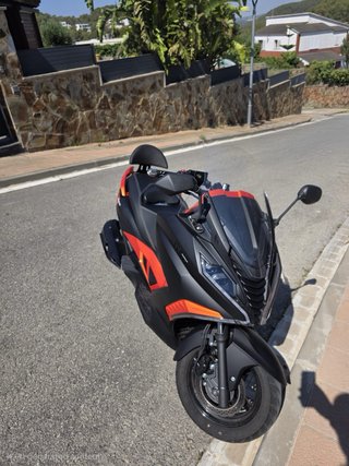 Mitt 300 GT MAX Maxi Scooter Negra y Naranja